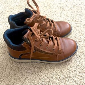 Boys casual sneaker boots ARLO size 5 (big boy) zip up snappy casual